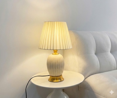 Đèn Bàn Cao Cấp DB70 – Đèn Trang Trí Gốm Sứ Sọc Dọc Màu Trắng Tươi Mới Hiện Đại Cho Phòng Ngủ Và Phòng Khách