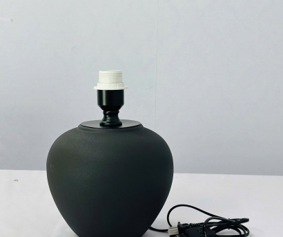 Đèn Bàn Cao Cấp DB94 – Đèn Trang Trí Thân Gốm Bầu Đen Hiện Đại Kiểu Dáng Minimalist Đẳng Cấp Cho Phòng Khách Và Phòng Ngủ