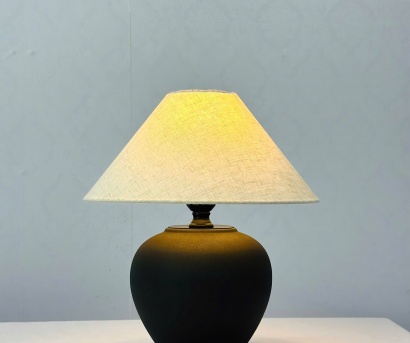 Đèn Bàn Cao Cấp DB94 – Đèn Trang Trí Thân Gốm Bầu Đen Hiện Đại Kiểu Dáng Minimalist Đẳng Cấp Cho Phòng Khách Và Phòng Ngủ