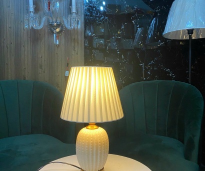 Đèn Bàn Cao Cấp DB70 – Đèn Trang Trí Gốm Sứ Sọc Dọc Màu Trắng Tươi Mới Hiện Đại Cho Phòng Ngủ Và Phòng Khách