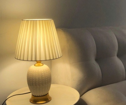 Đèn Bàn Cao Cấp DB70 – Đèn Trang Trí Gốm Sứ Sọc Dọc Màu Trắng Tươi Mới Hiện Đại Cho Phòng Ngủ Và Phòng Khách