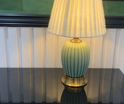 Đèn Bàn Cao Cấp DB70 – Đèn Trang Trí Gốm Sứ Sọc Dọc Màu Xanh Ngọc Tươi Mới Hiện Đại Cho Phòng Ngủ Và Phòng Khách
