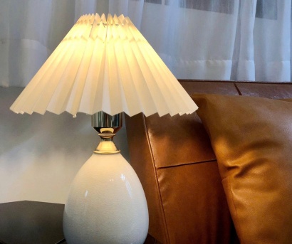 Đèn Bàn Cao Cấp DB73 – Đèn Trang Trí Gốm Sứ Hình Quả Trứng Chao Vải Xếp Ly Phong Cách Vintage Sang Trọng