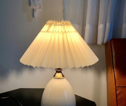 Đèn Bàn Cao Cấp DB73 – Đèn Trang Trí Gốm Sứ Hình Quả Trứng Chao Vải Xếp Ly Phong Cách Vintage Sang Trọng